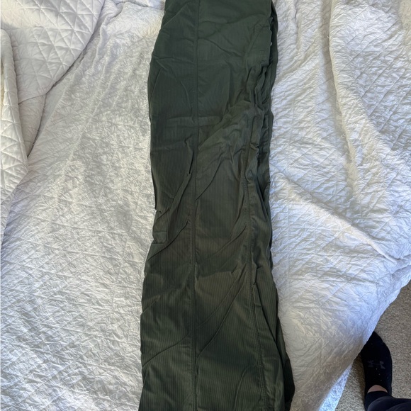 Women’s lululemon lightweight green pants size 8 - Picture 2 of 4
